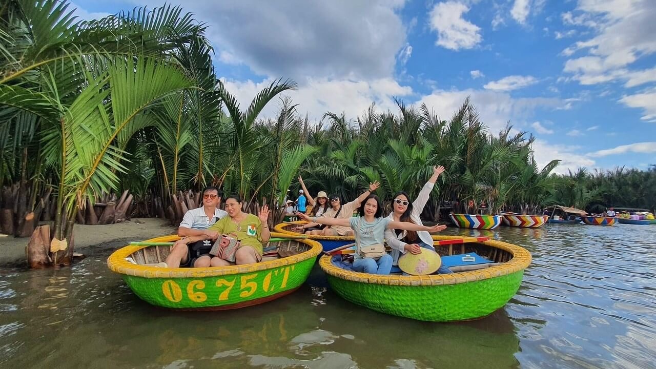 hoi-an-basket-boat-family-vietnam.jpg